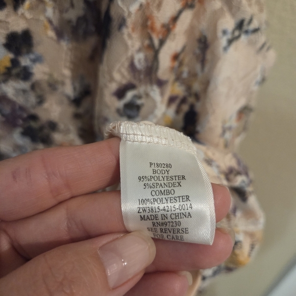 Almost Famous Floral Lace Ruffle Keyhole Button Mock neck Blouse Top Sz Medium - Picture 5 of 7